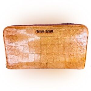 MIU MIU L LETTER PINK GOLD ZIPPER CROCODILE EMBOSSED TAN LEATHER
WALLET